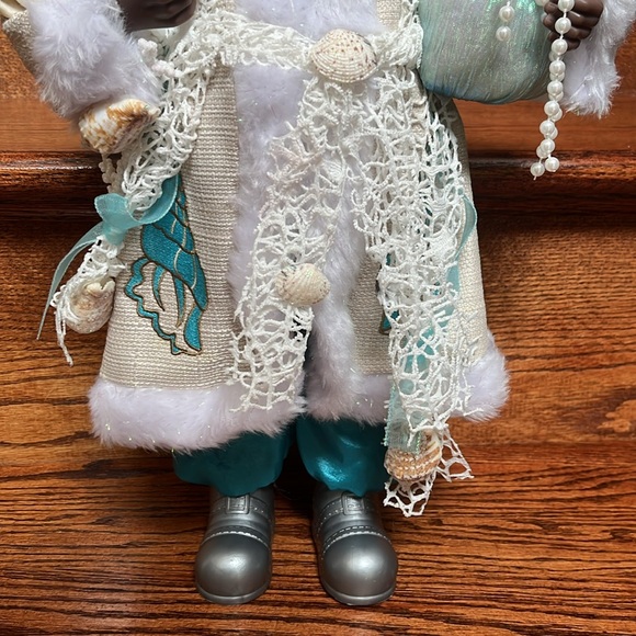 Windy Hill African American  Aquamarine Seashell Santa - Picture 3 of 10